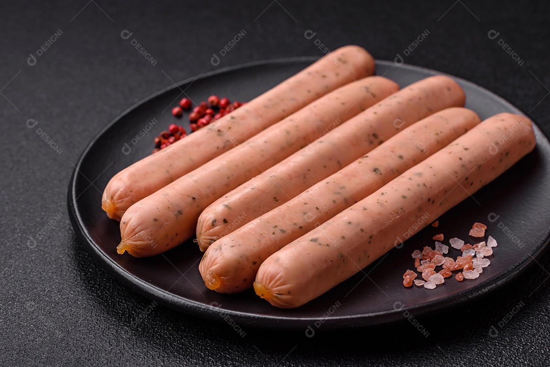 Salsicha vegana ou vegetariana cozida feita de substitutos de carne com sal e especiarias sobre fundo escuro de concreto