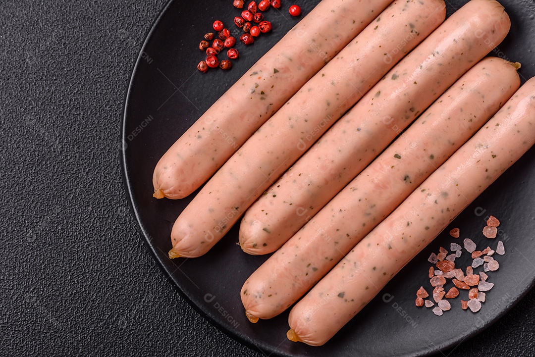 Salsicha vegana ou vegetariana cozida feita de substitutos de carne com sal e especiarias sobre fundo escuro de concreto