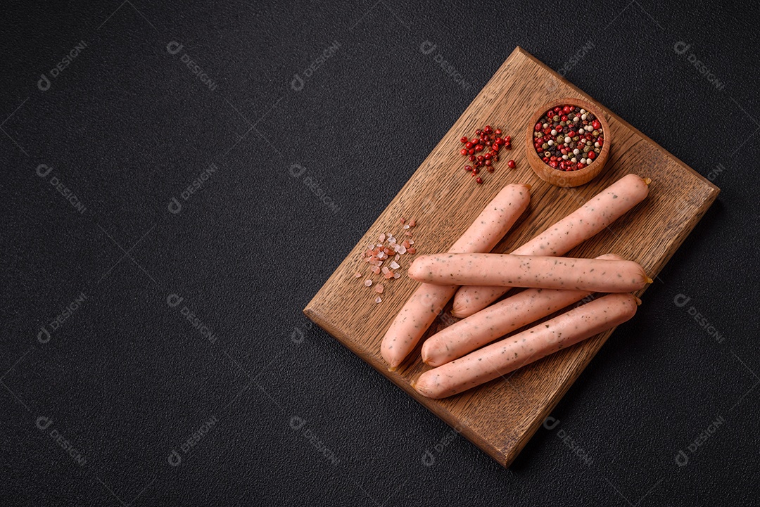 Salsicha vegana ou vegetariana cozida feita de substitutos de carne com sal e especiarias sobre fundo escuro de concreto