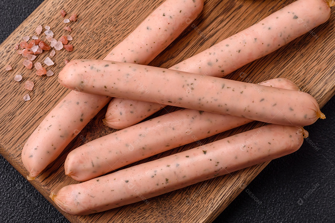 Salsicha vegana ou vegetariana cozida feita de substitutos de carne com sal e especiarias sobre fundo escuro de concreto