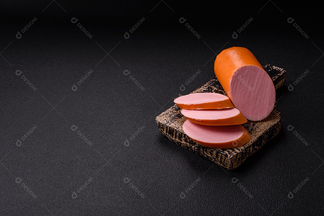 Salsicha vegana ou vegetariana cozida feita de substitutos de carne com sal e especiarias sobre fundo escuro de concreto