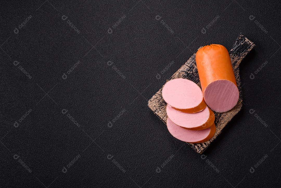 Salsicha vegana ou vegetariana cozida feita de substitutos de carne com sal e especiarias sobre fundo escuro de concreto