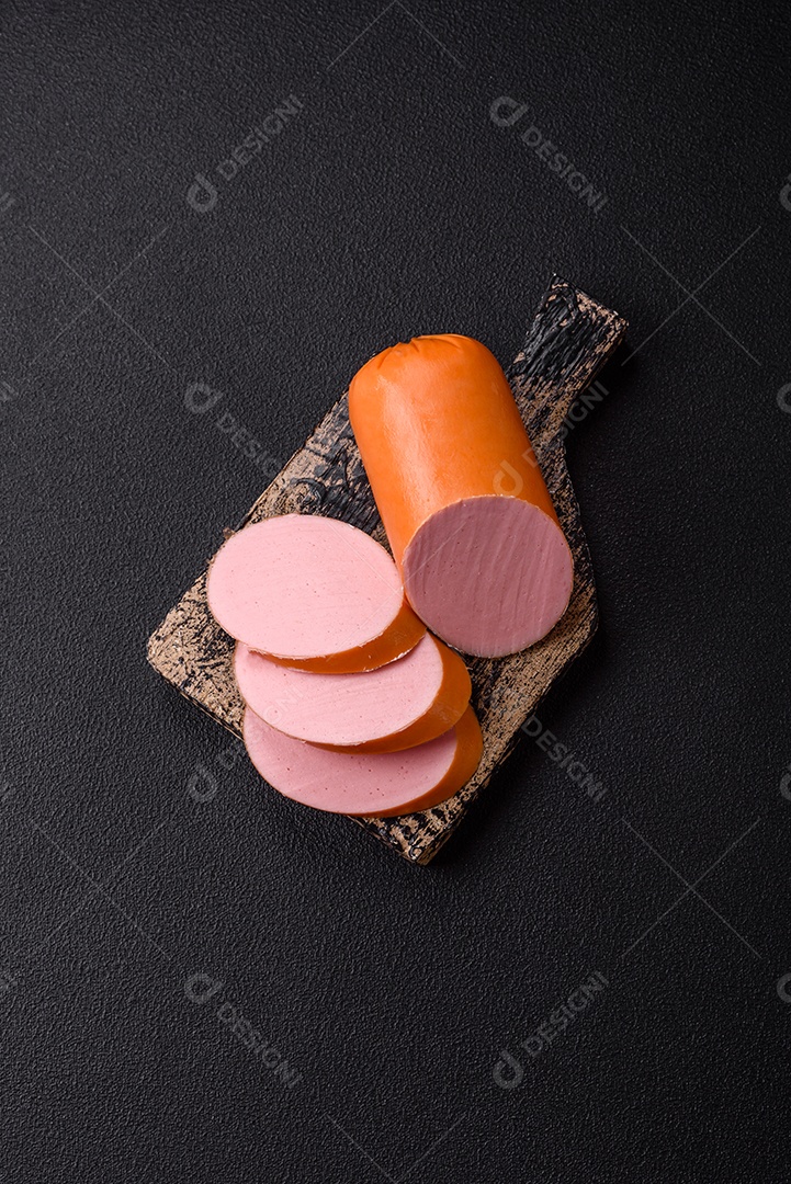 Salsicha vegana ou vegetariana cozida feita de substitutos de carne com sal e especiarias sobre fundo escuro de concreto