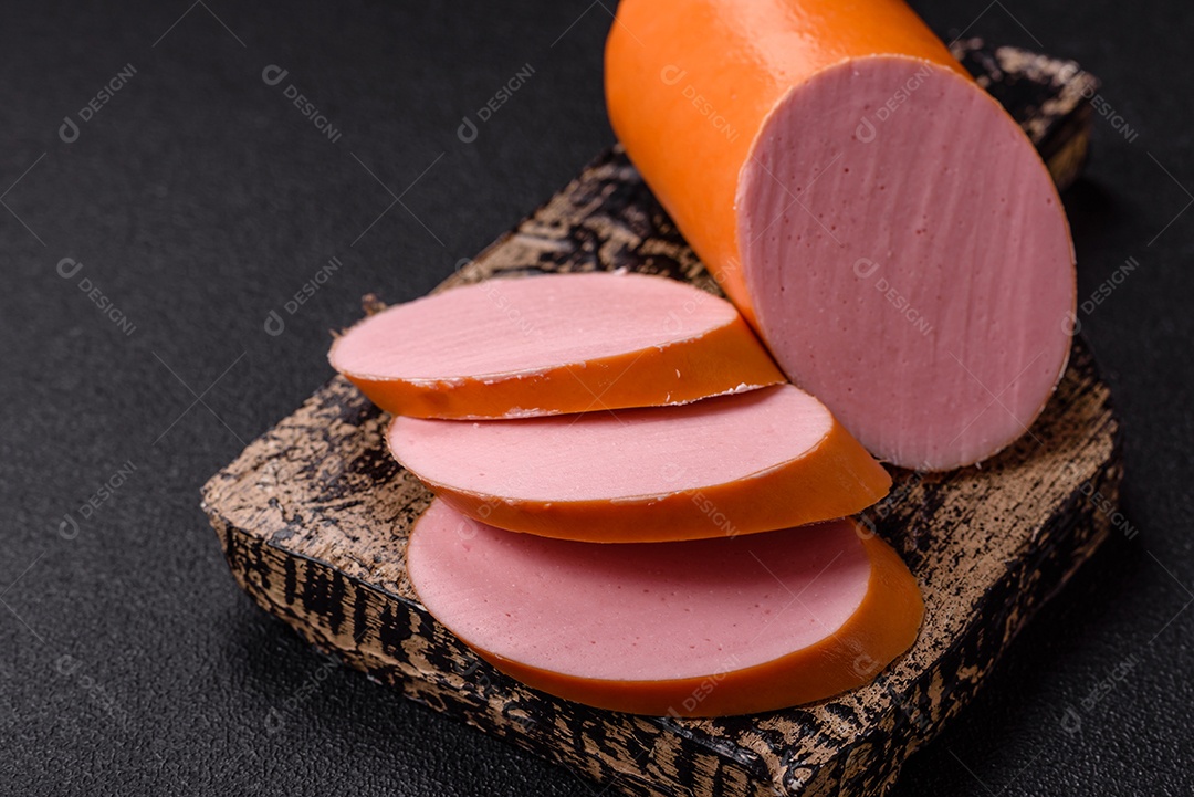 Salsicha vegana ou vegetariana cozida feita de substitutos de carne com sal e especiarias sobre fundo escuro de concreto