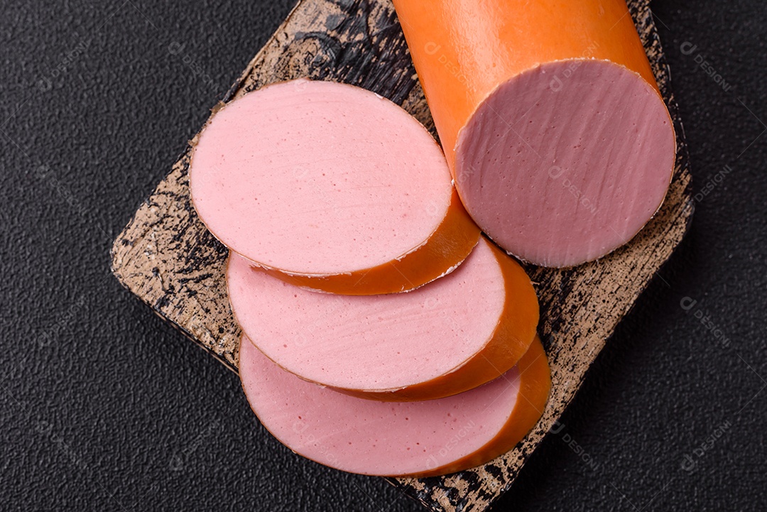 Salsicha vegana ou vegetariana cozida feita de substitutos de carne com sal e especiarias sobre fundo escuro de concreto