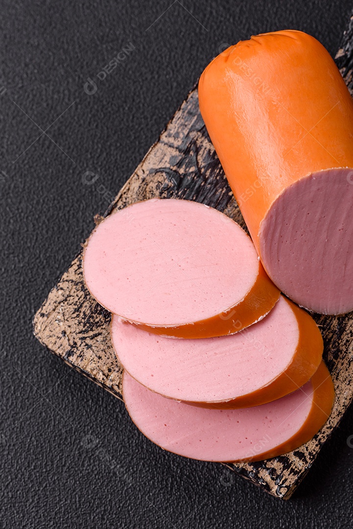 Salsicha vegana ou vegetariana cozida feita de substitutos de carne com sal e especiarias sobre fundo escuro de concreto