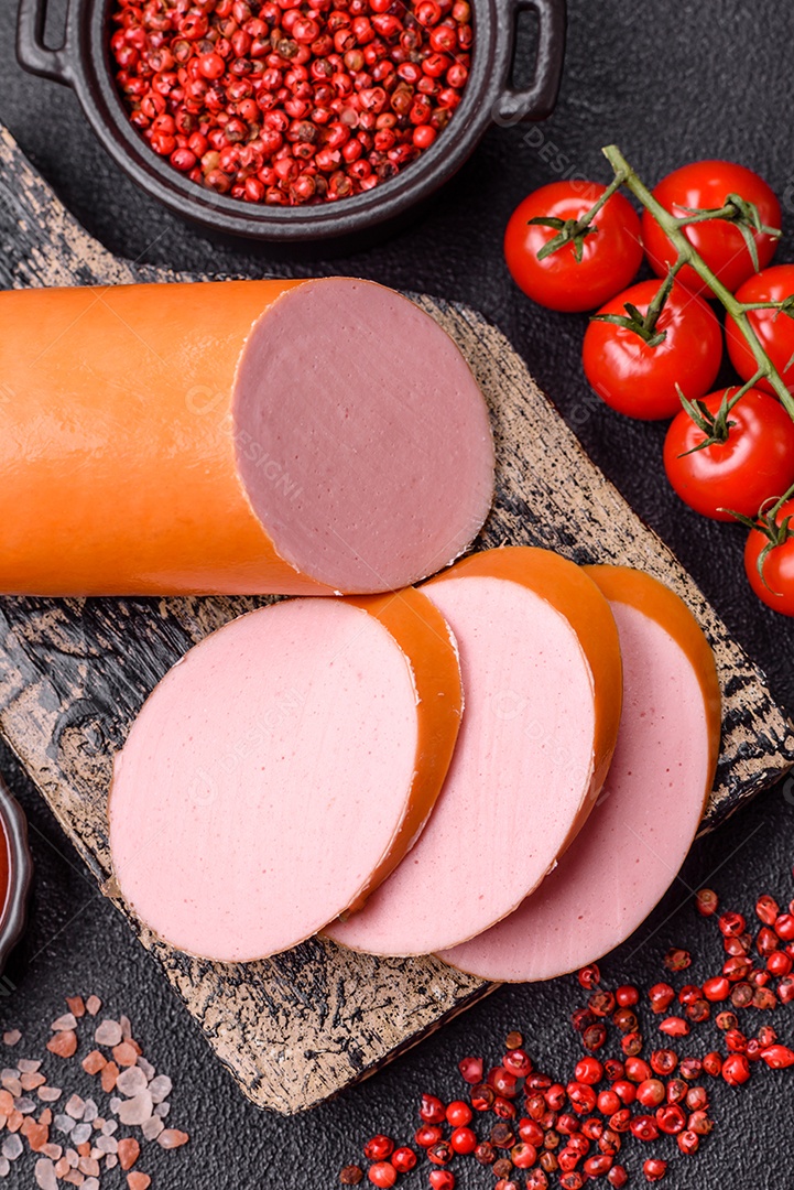 Salsicha vegana ou vegetariana cozida feita de substitutos de carne com sal e especiarias sobre fundo escuro de concreto