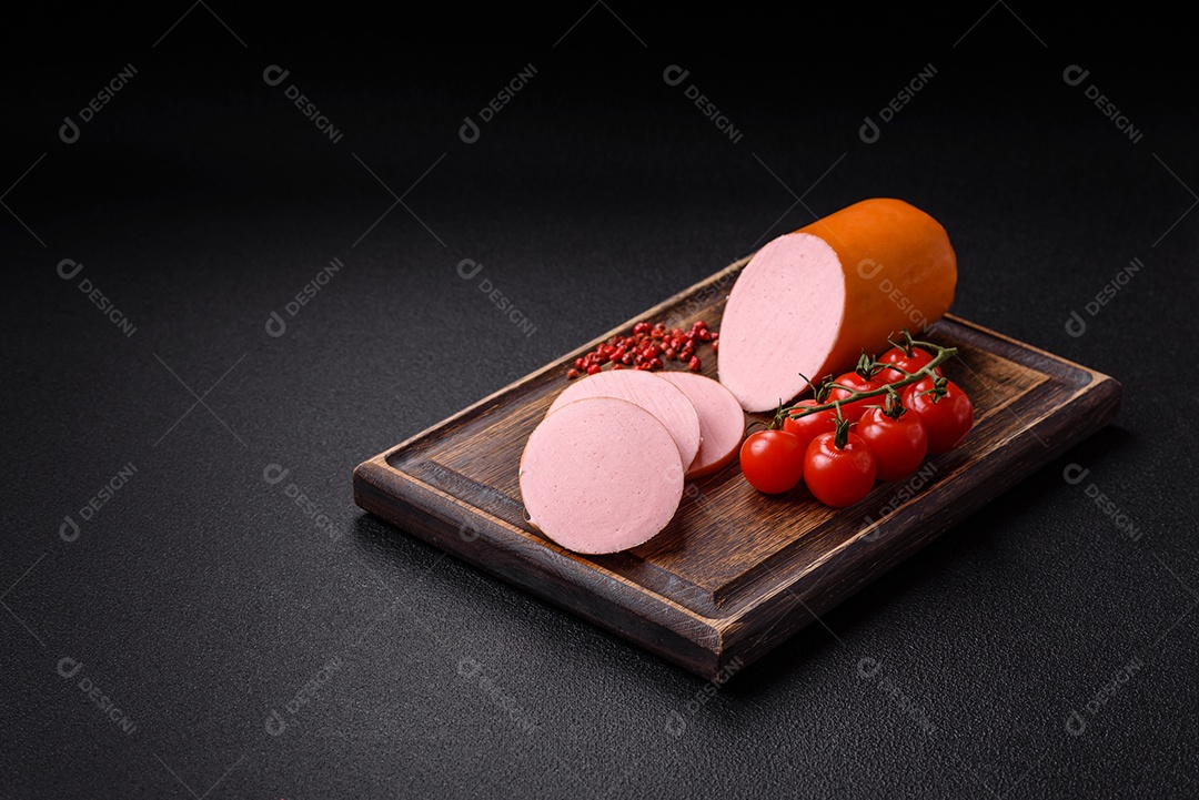 Salsicha vegana ou vegetariana cozida feita de substitutos de carne com sal e especiarias sobre fundo escuro de concreto