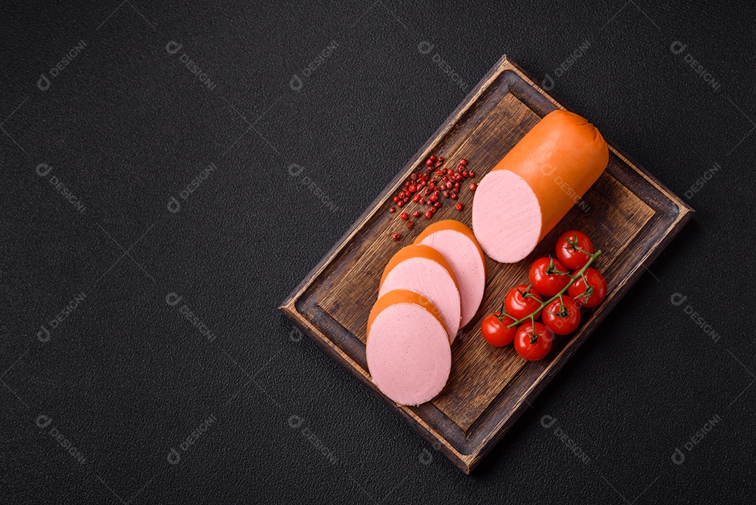 Salsicha vegana ou vegetariana cozida feita de substitutos de carne com sal e especiarias sobre fundo escuro de concreto