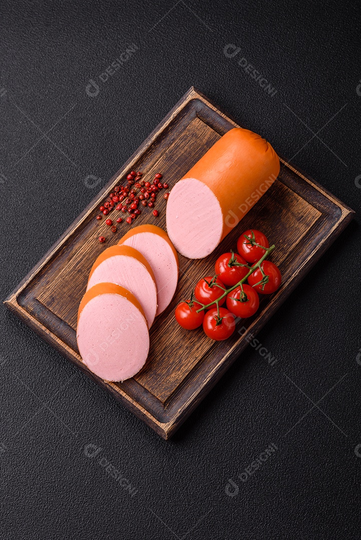 Salsicha vegana ou vegetariana cozida feita de substitutos de carne com sal e especiarias sobre fundo escuro de concreto