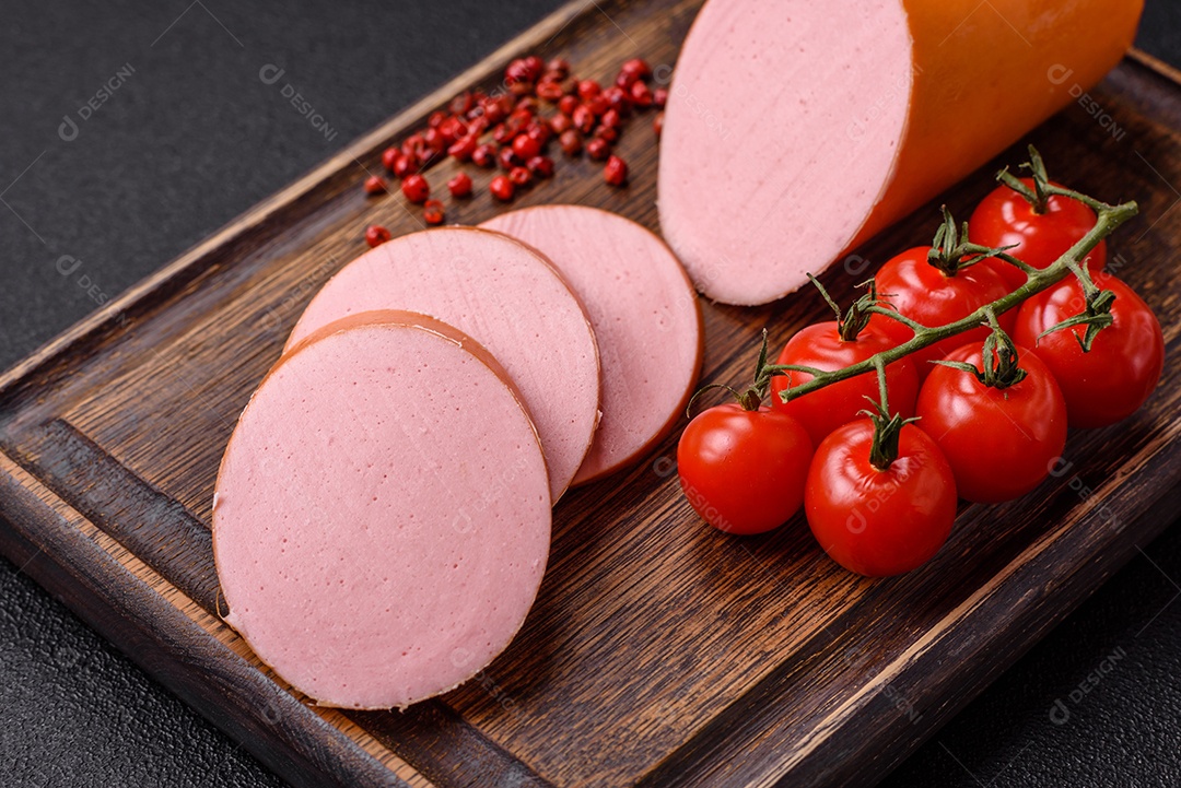 Salsicha vegana ou vegetariana cozida feita de substitutos de carne com sal e especiarias sobre fundo escuro de concreto