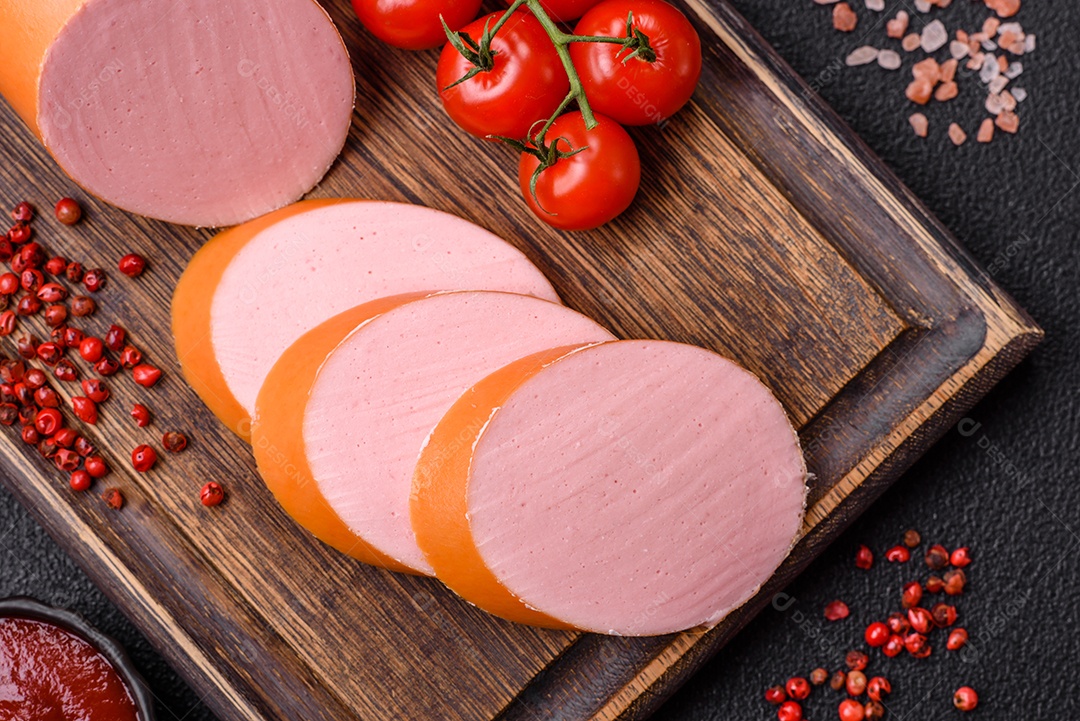 Salsicha vegana ou vegetariana cozida feita de substitutos de carne com sal e especiarias sobre fundo escuro de concreto