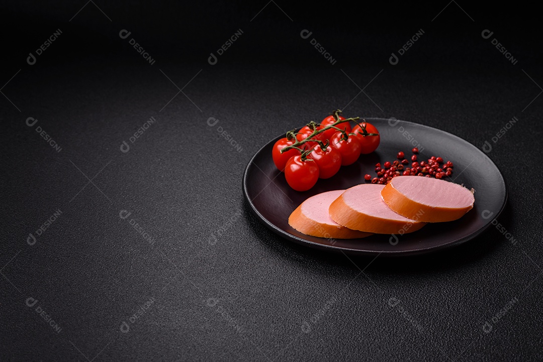 Salsicha vegana ou vegetariana cozida feita de substitutos de carne com sal e especiarias sobre fundo escuro de concreto