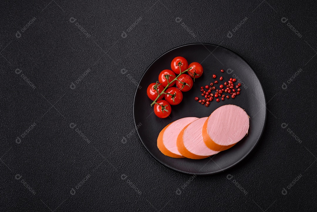 Salsicha vegana ou vegetariana cozida feita de substitutos de carne com sal e especiarias sobre fundo escuro de concreto