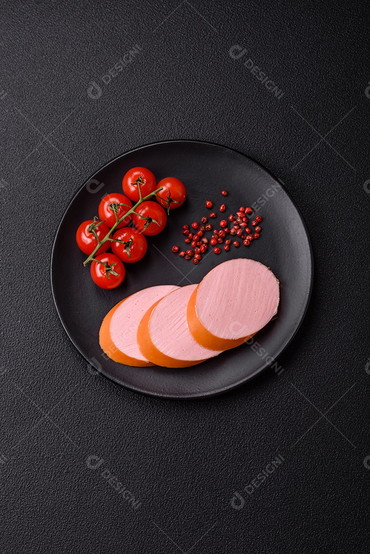 Salsicha vegana ou vegetariana cozida feita de substitutos de carne com sal e especiarias sobre fundo escuro de concreto