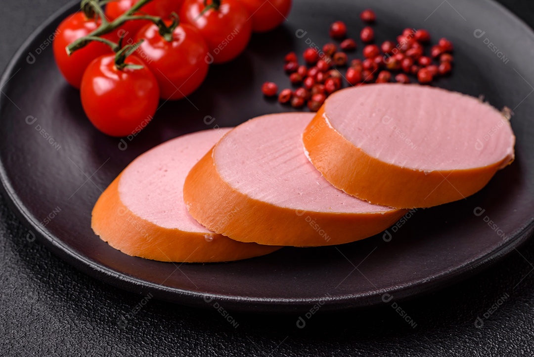 Salsicha vegana ou vegetariana cozida feita de substitutos de carne com sal e especiarias sobre fundo escuro de concreto