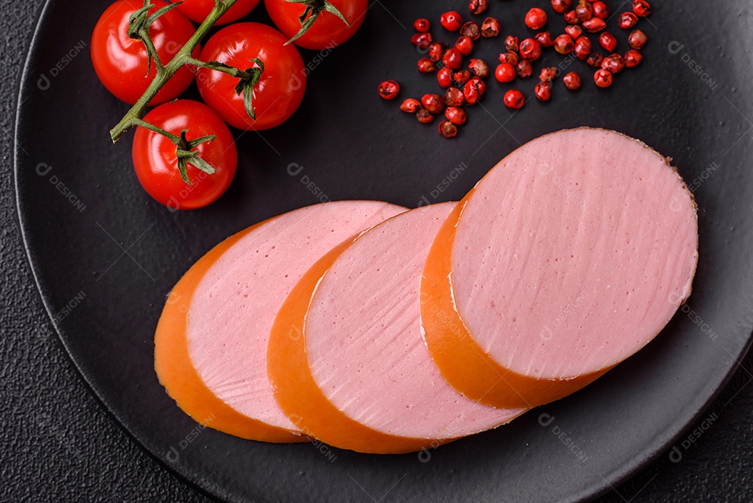 Salsicha vegana ou vegetariana cozida feita de substitutos de carne com sal e especiarias sobre fundo escuro de concreto