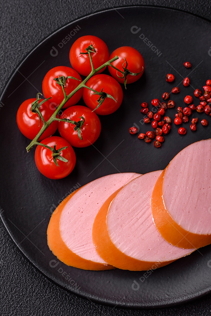 Salsicha vegana ou vegetariana cozida feita de substitutos de carne com sal e especiarias sobre fundo escuro de concreto