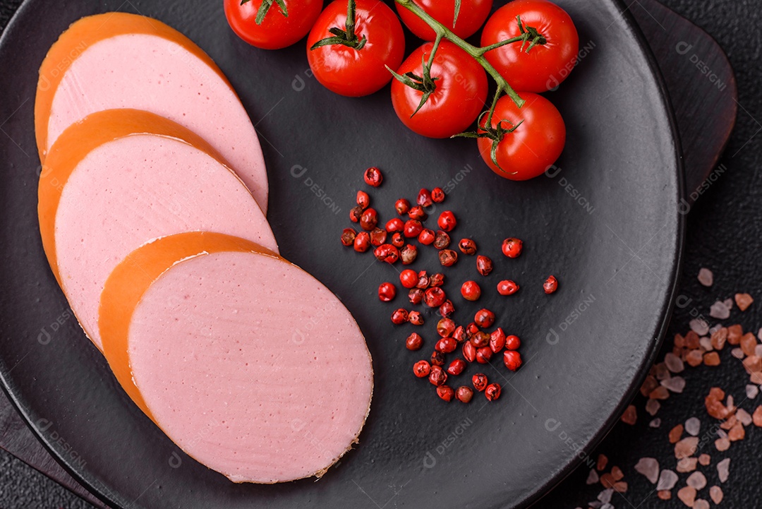 Salsicha vegana ou vegetariana cozida feita de substitutos de carne com sal e especiarias sobre fundo escuro de concreto