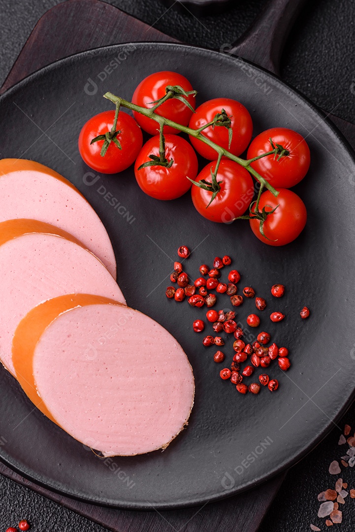 Salsicha vegana ou vegetariana cozida feita de substitutos de carne com sal e especiarias sobre fundo escuro de concreto