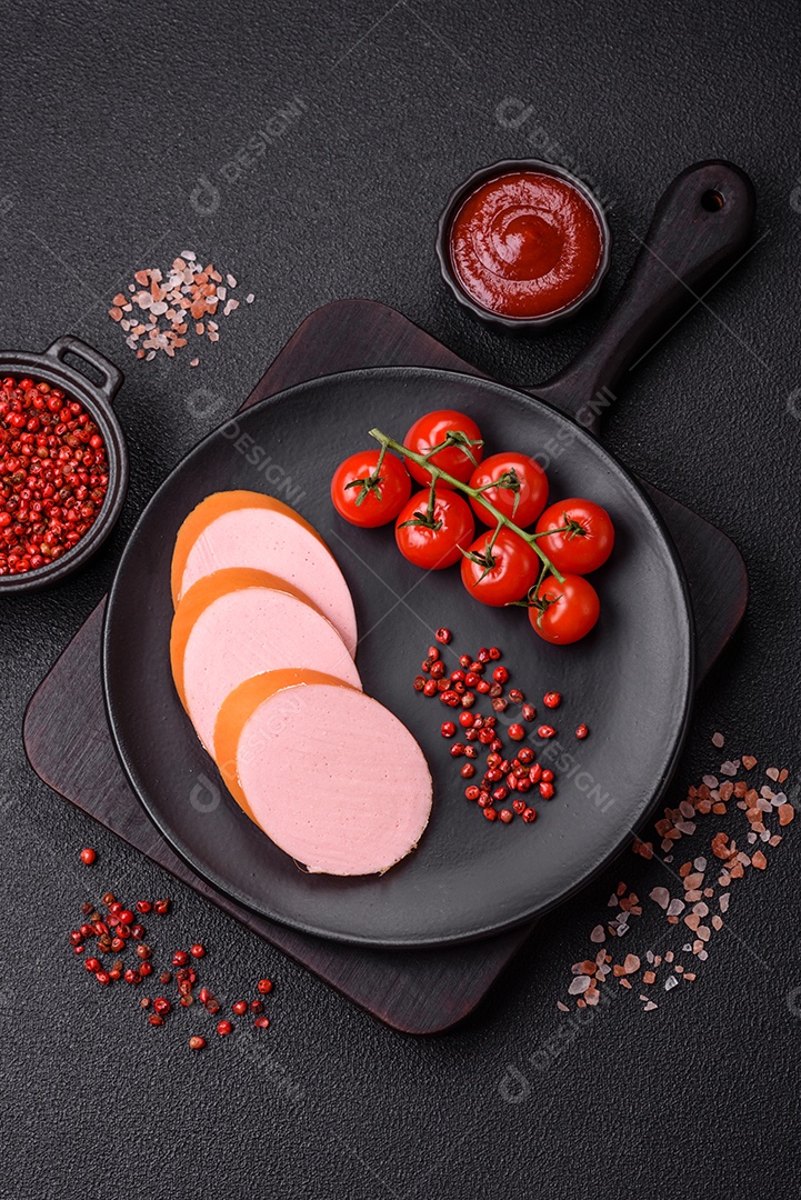 Salsicha vegana ou vegetariana cozida feita de substitutos de carne com sal e especiarias sobre fundo escuro de concreto