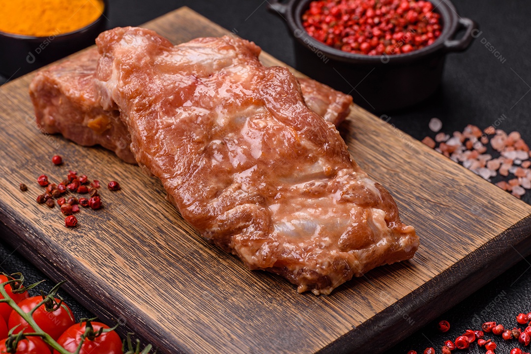 Costelinha de porco ou boi crua ao molho de mel com sal, especiarias e ervas preparadas para grelhar