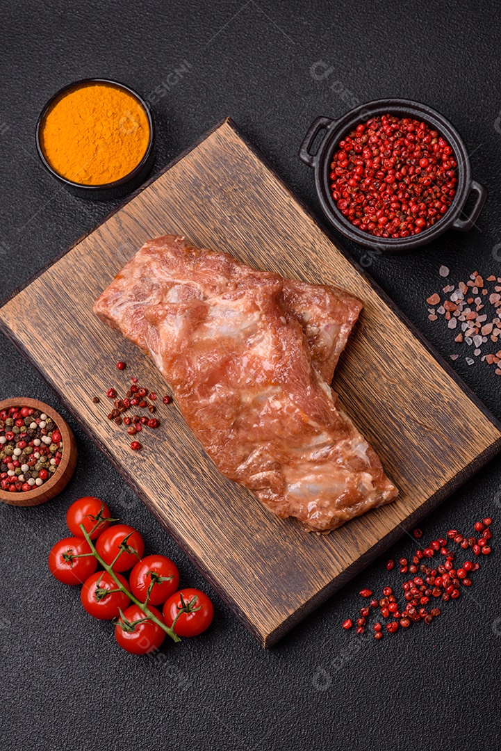 Costelinha de porco ou boi crua ao molho de mel com sal, especiarias e ervas preparadas para grelhar