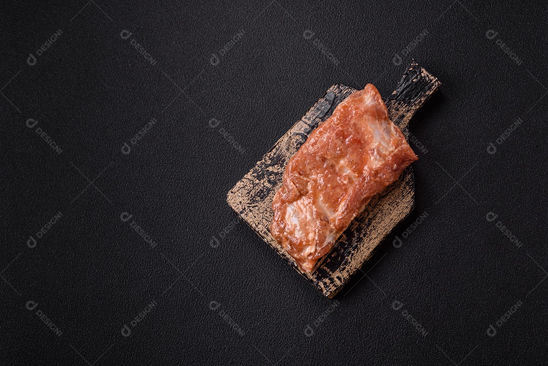 Costelinha de porco ou boi crua ao molho de mel com sal, especiarias e ervas preparadas para grelhar