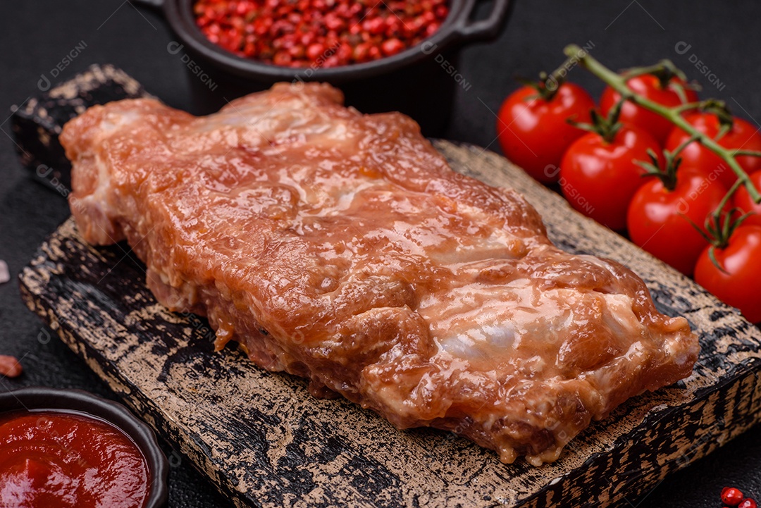 Costelinha de porco ou boi crua ao molho de mel com sal, especiarias e ervas preparadas para grelhar