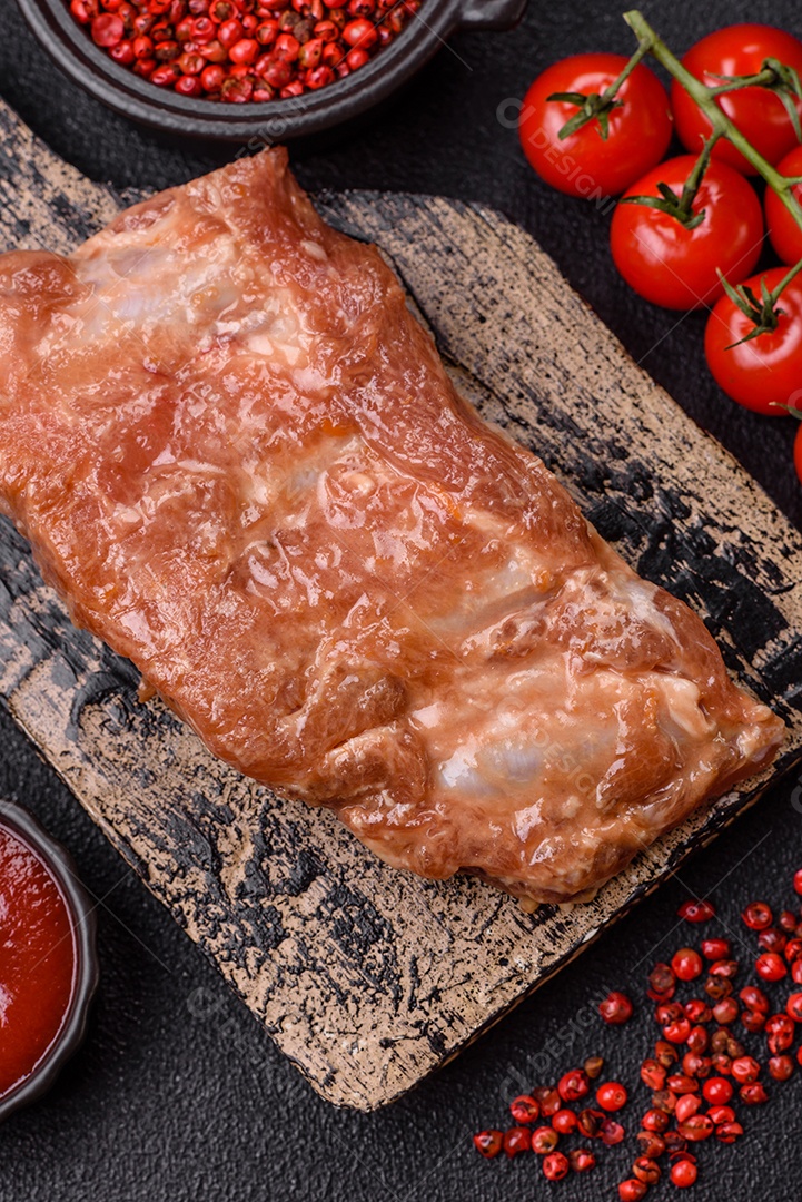 Costelinha de porco ou boi crua ao molho de mel com sal, especiarias e ervas preparadas para grelhar