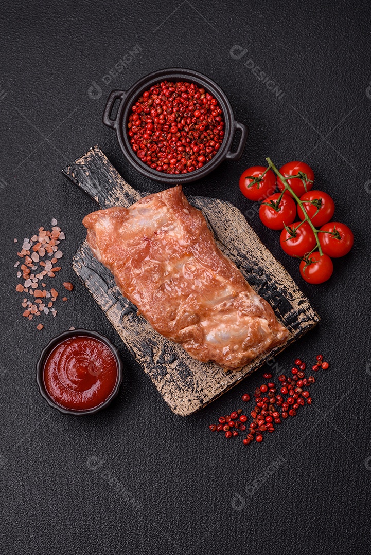 Costelinha de porco ou boi crua ao molho de mel com sal, especiarias e ervas preparadas para grelhar