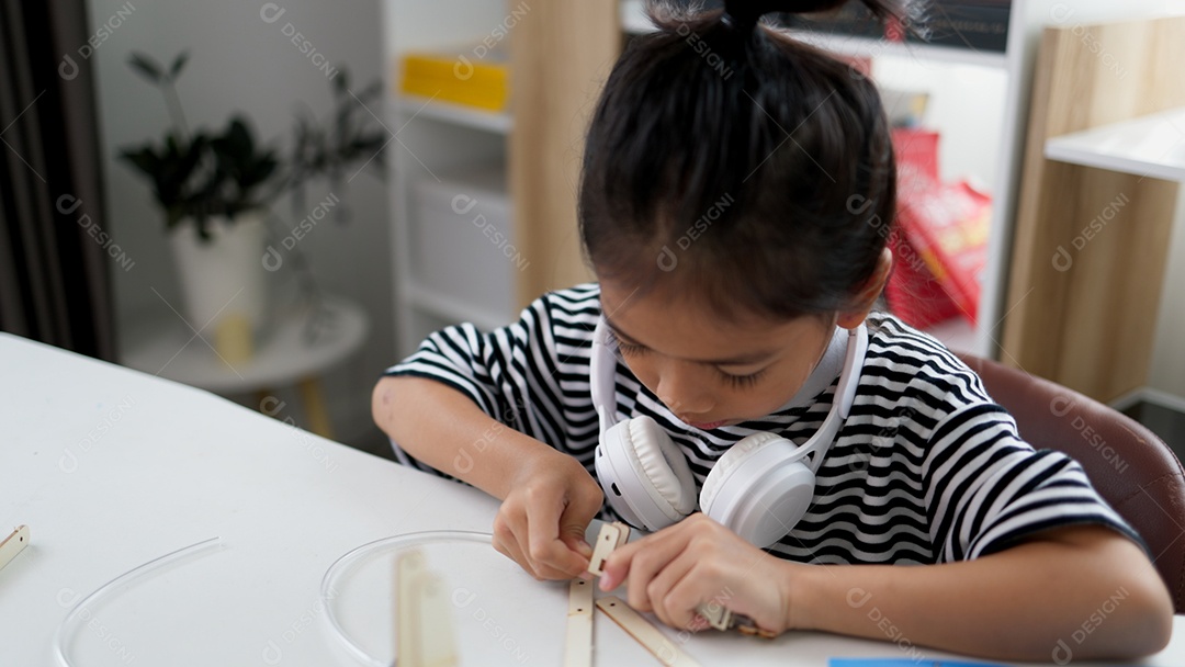 Garotinha montando concentrada seu objeto
