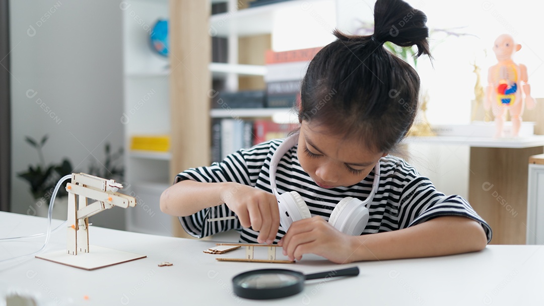 Garotinha montando seu objeto sozinha conceito de engenharia em casa