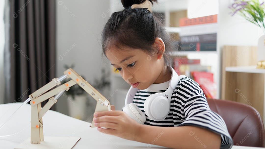 Criança se divertindo montando peça aprendendo em casa