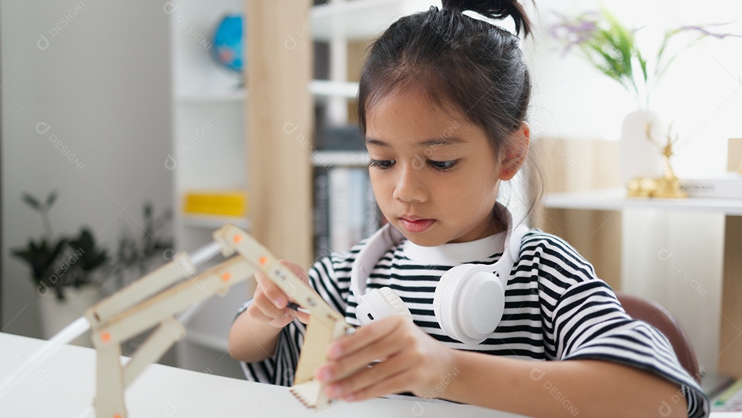 Criança se divertindo montando peça aprendendo em casa