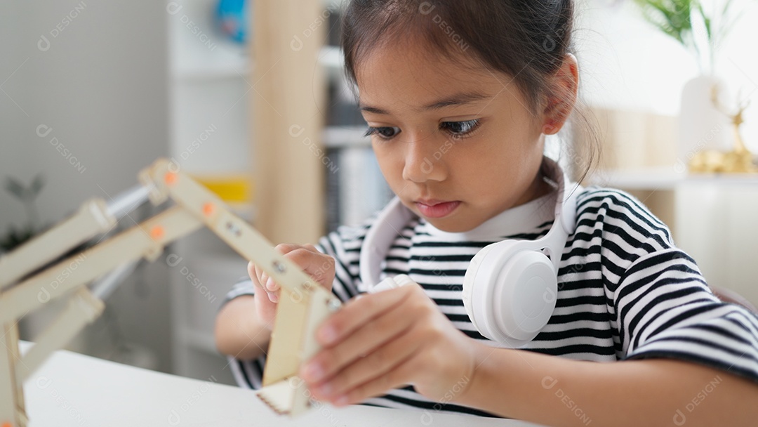 Criança se divertindo e aprendendo em casa