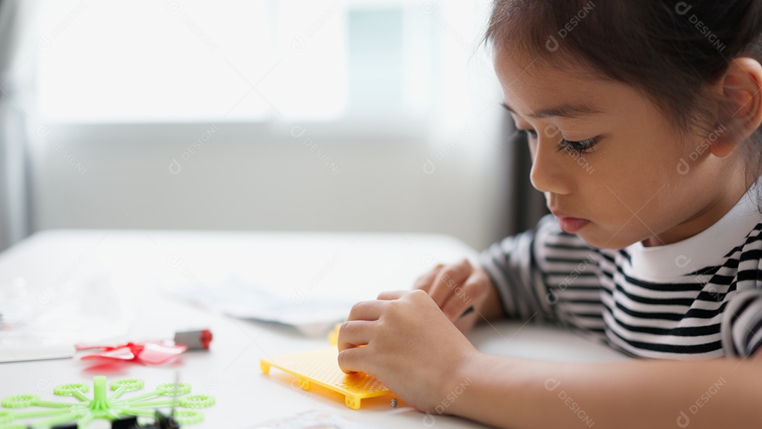 Criança se divertindo e aprendendo em casa