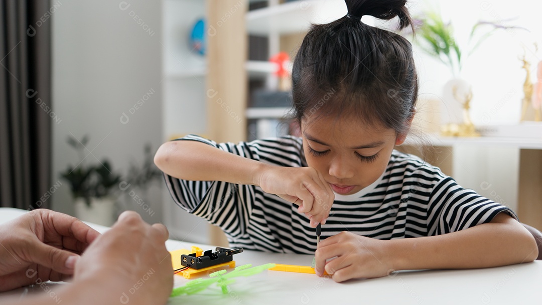 Criança se divertindo e aprendendo em casa