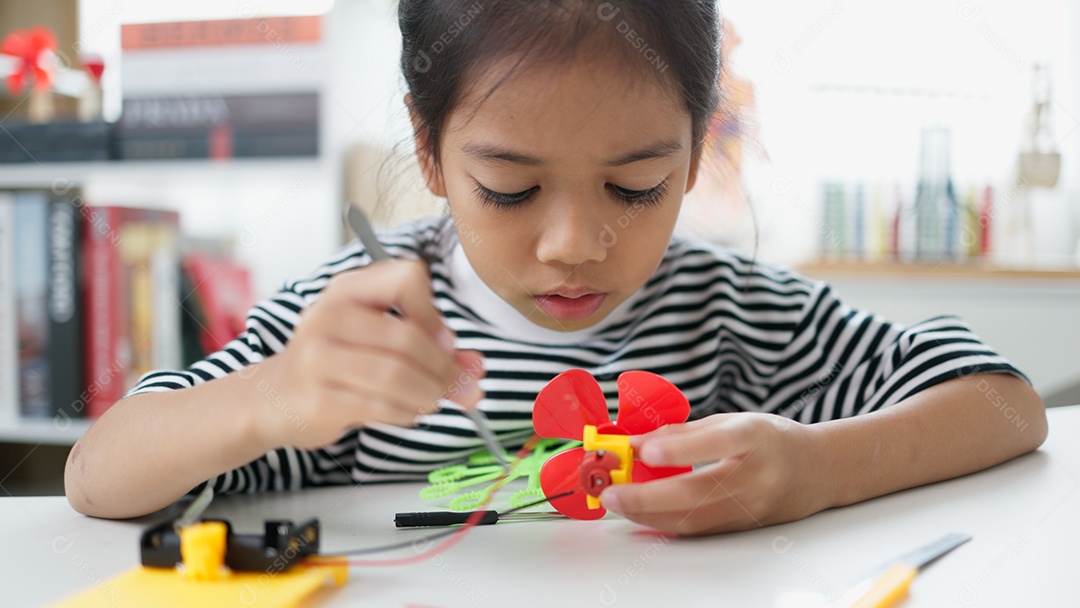Criança se divertindo e aprendendo em casa