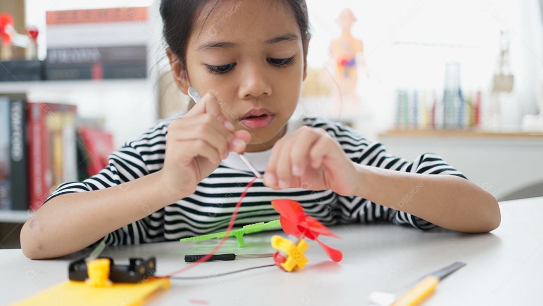 Estudante asiático aprendem em casa com brinquedos