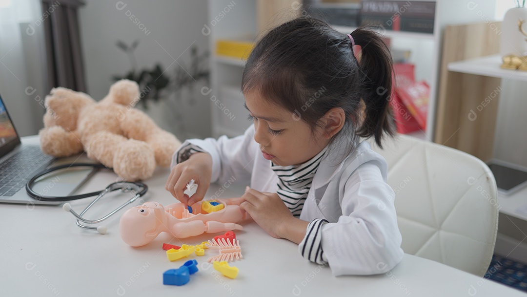 Garotinha brincando com boneco anatômico