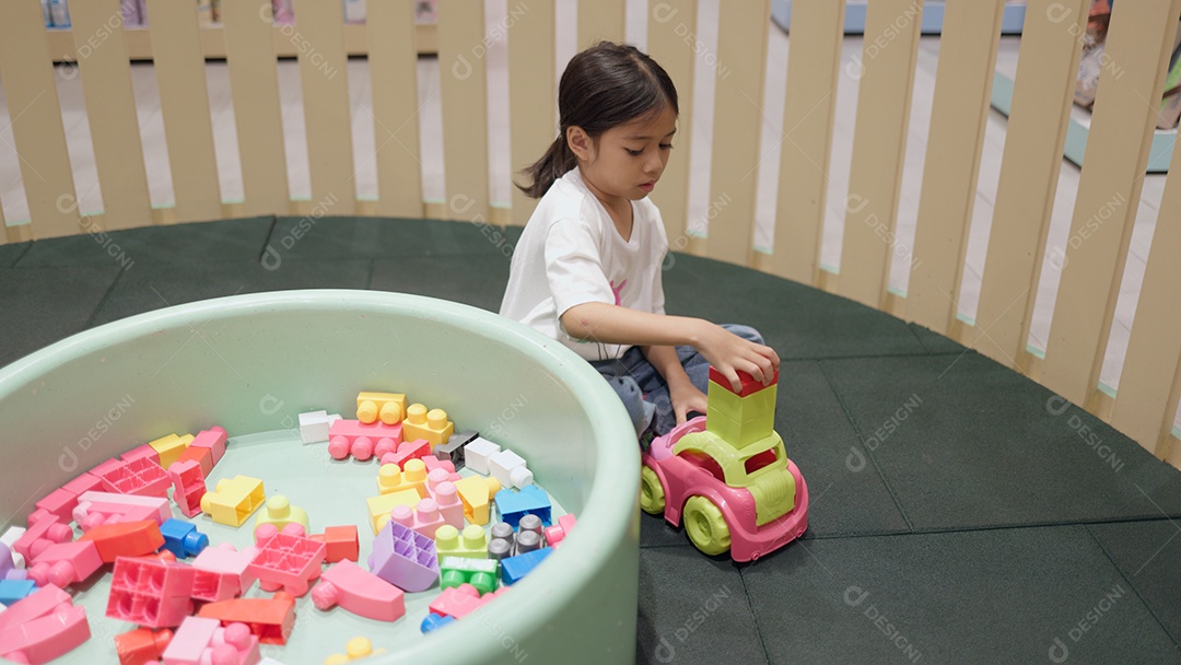 Criança brincando de carrinho