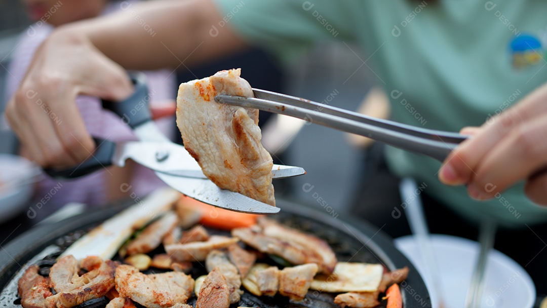 Fazendo churrasco em uma festa de acampamento