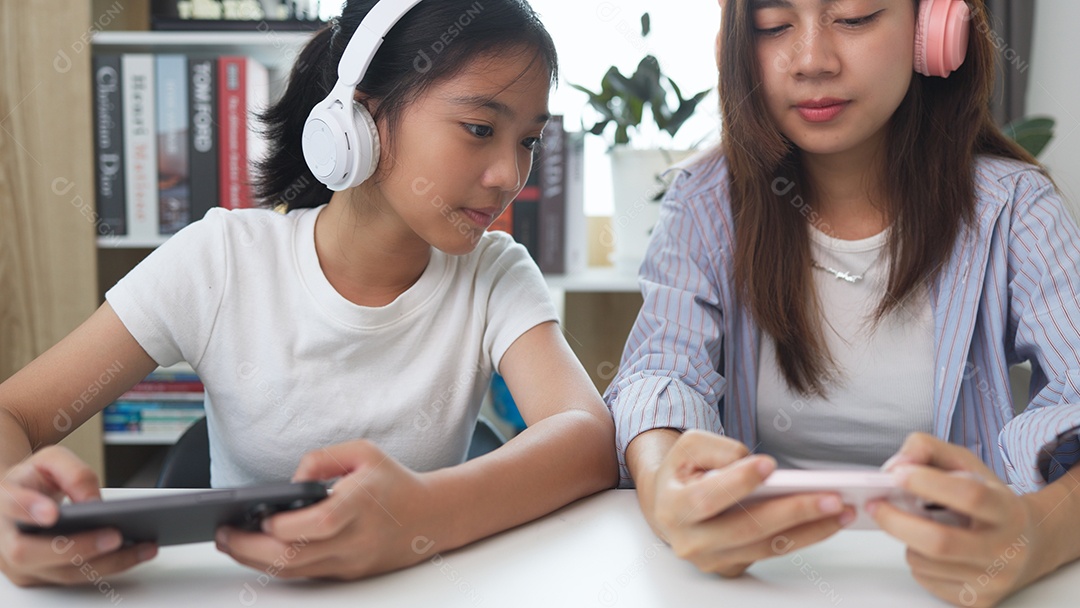 Duas garotas acessando celulares e se divertindo