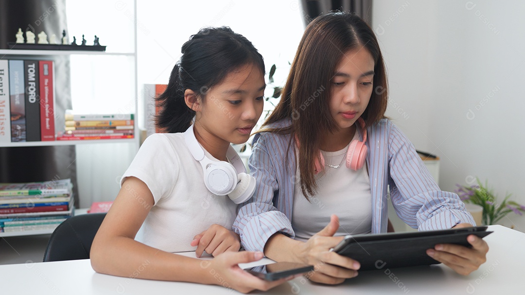 Garotas acessando tablet se divertindo