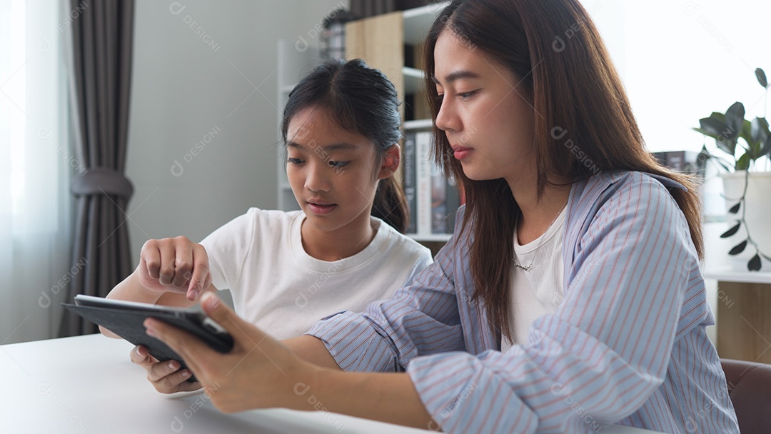 Duas garotas compartilhando alegria juntas
