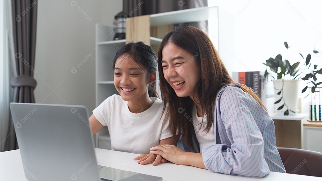 Duas garotas asiáticas rindo e compartilhando vídeos de mídia socia