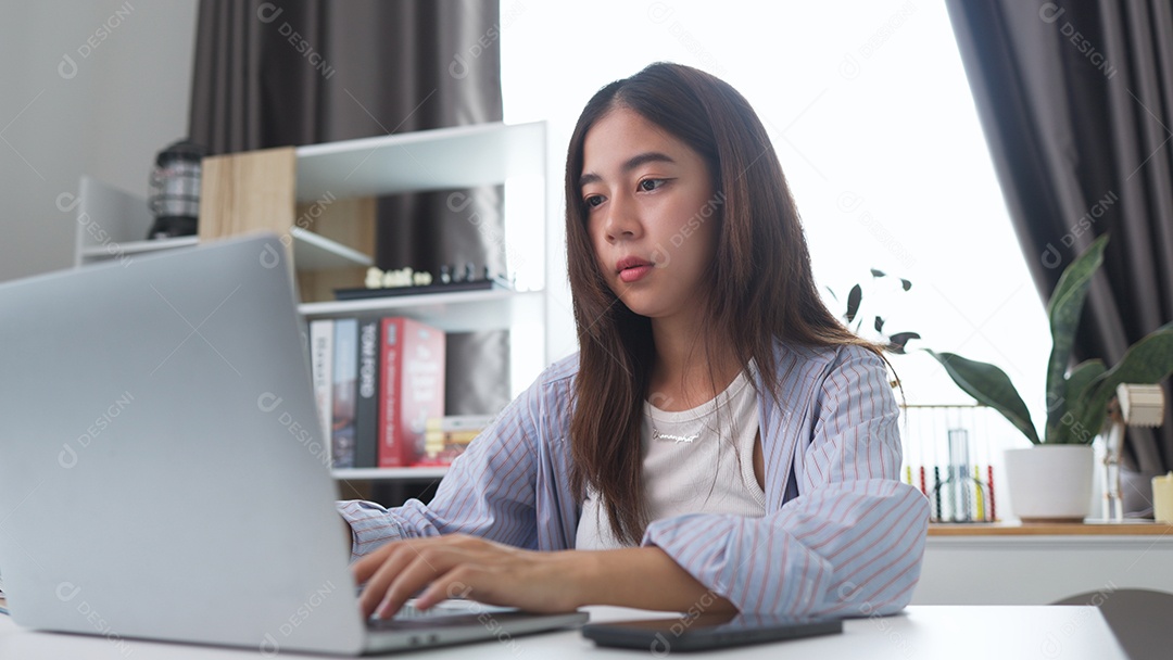 Mulher está sentada no seu escritório aconchegante trabalhando