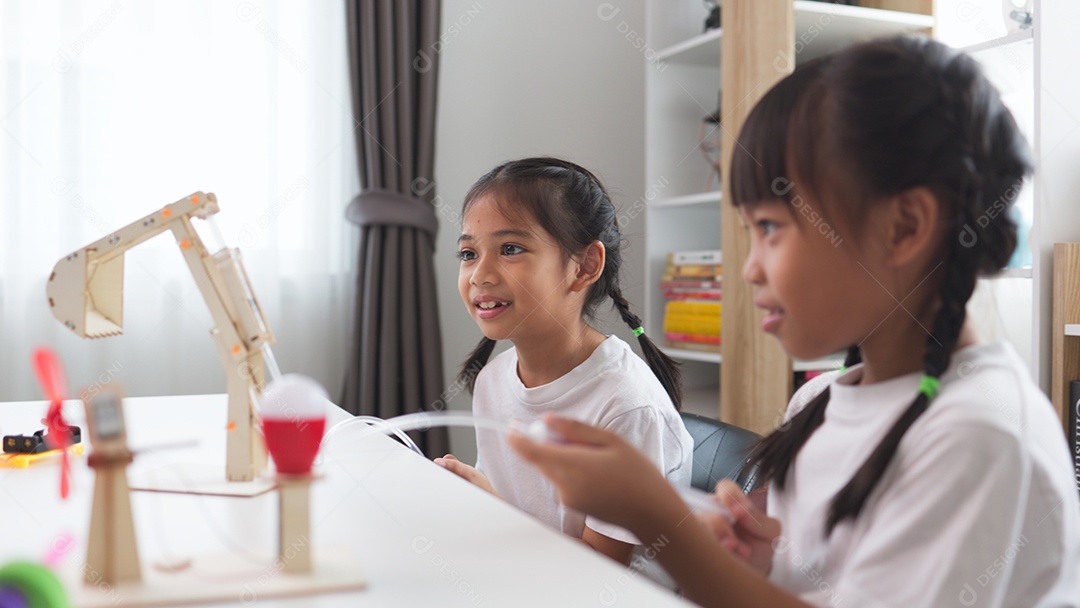Estudantes asiáticos aprendem em casa com brinquedos curiosas
