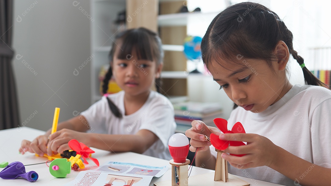 Estudantes asiáticos aprendem em casa com brinquedos